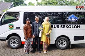 Hardiknas, Bupati Purwakarta Serahkan Bantuan Bus Sekolah dan Motor Operasional Kepsek