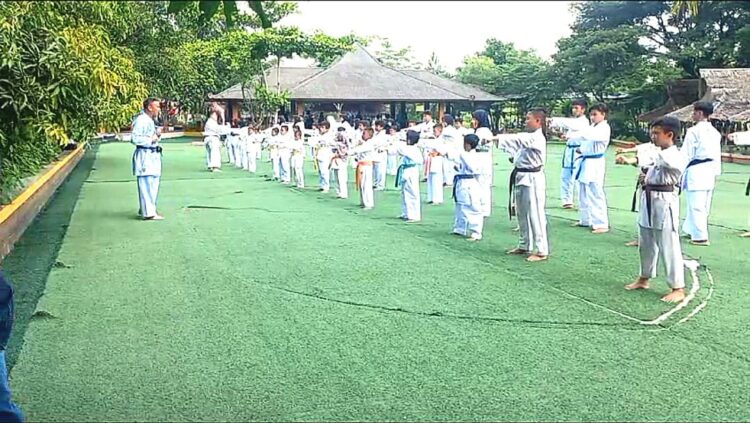 Latihan Gabungan dan Pengukuhan Ujian Masa Bina Gashuku Nasional Karate Club