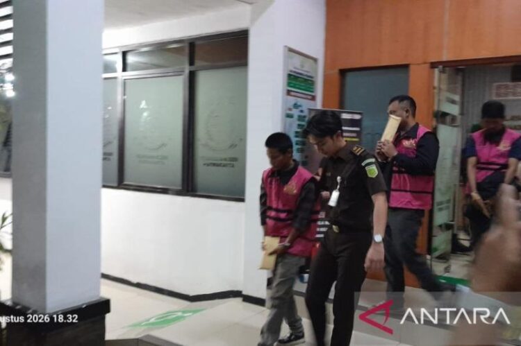Kejari Purwakarta Tahan Tiga Tersangka Korupsi KUR Bank BUMN, Kerugian Negara Rp3,4 Miliar